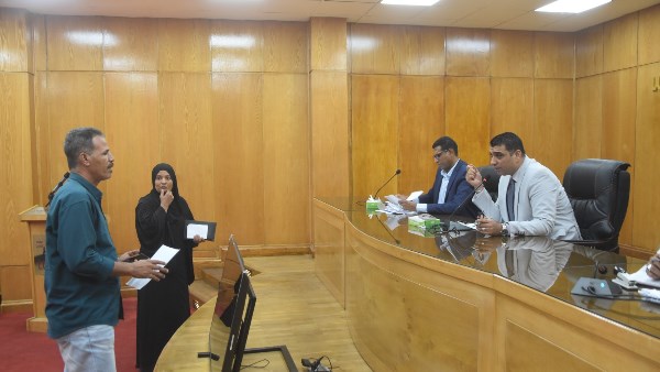 نائب محافظ الأقصر يستعرض خمسة وخمسين طلبا وشكوى خلال اللقاء المفتوح