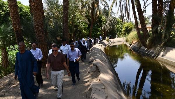 محافظ أسوان يجري جولة تفقدية على الطريق البديل لقرية المنصورية الجديدة