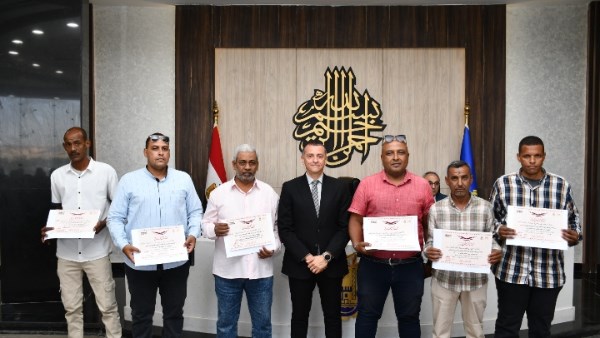 أخبار أسوان المحافظة تؤكد على إنهاء ملف تقنين أراضي الدولة بالكامل بنهاية الشهر الحالي وإنهاء ملف التصالح وتكريم مفتشي مياه الشرب