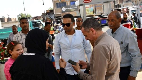 محافظ أسوان يتابع جهود الرقابة على توزيع المواد البترولية في محطات الوقود