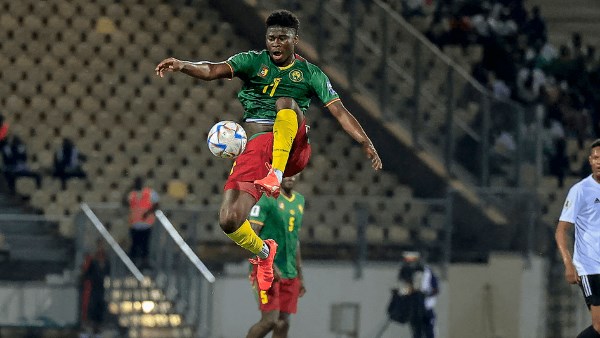 مانشستر يونايتد يتعاقد مع لاعب المنتخب الكاميروني كارلوس باليبا