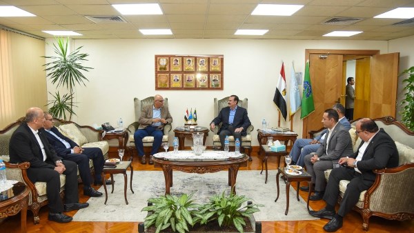 محافظ الإسكندرية يبحث سبل الاستفادة من المخلفات الصناعية