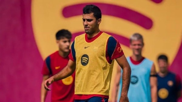 رودري يوشك على خوض أول مباراة له مع برشلونة