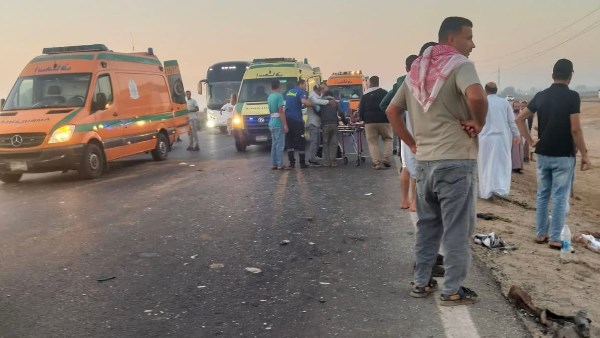 صور حادث تصادم بين سيارة عمال وسيارة ملاكي في الإسماعيلية
