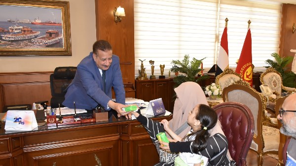 محافظ بورسعيد يستجيب لاستغاثة أسرة فريدة ويوجه بتوفير العلاج والتأهيل وصرف المساعدة المالية