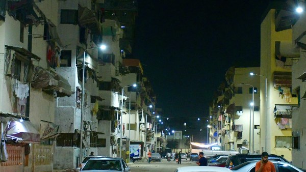 محافظ بورسعيد يتابع ميدانيا تركيب الكشافات والأعمدة في حي الزهور والمناخ