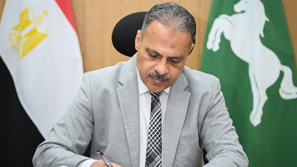 محافظ الشرقية يصدر عشرين قرارا تأديبيا بحق اثنين وخمسين من العاملين المقصرين في الجهاز الإداري