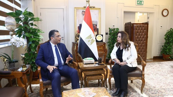 مناقشة الخطة الاستثمارية والمشروعات القومية خلال اجتماع وزيرة التنمية المحلية والبيئة مع محافظ البحر الأحمر