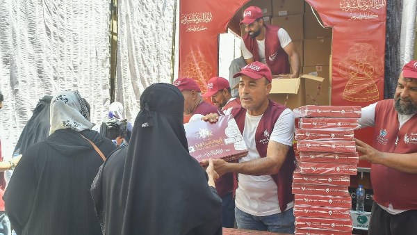 فرحة المولد تضيء المحافظات مع توزيع مؤسسة أبو العينين لأكثر من 300 ألف علبة حلوى