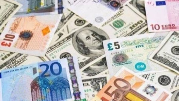 تراجع الدولار واليورو والريال السعودي تعرف على أسعار العملات العربية والأجنبية اليوم