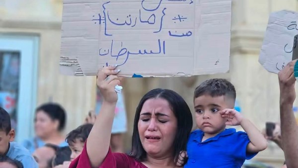 معاناة أم ودموعها من أجل شفاء ابنها مارتن تشعل مشاعر الملايين