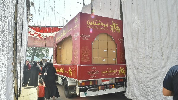 تحت مظلة التحالف الوطني: سيارة مؤسسة أبو العينين تجوب شوارع الجيزة لتوزيع حلوى المولد الشريف.