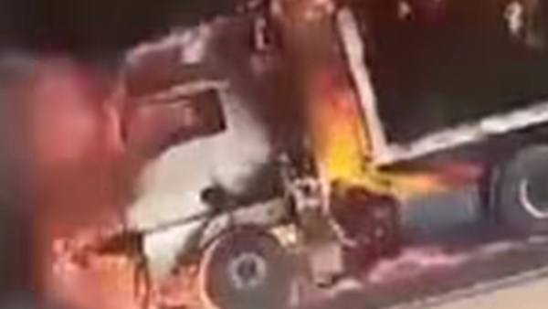 «شاهد: صاحب سيارة نقل يُعبر عن حزنه بعد احتراق سيارته في فيديو مؤثر»