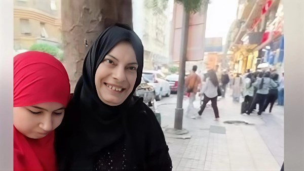 سيدة تبيع الكاوتشات في الشارع تجذب تعاطف الناس على السوشيال ميديا