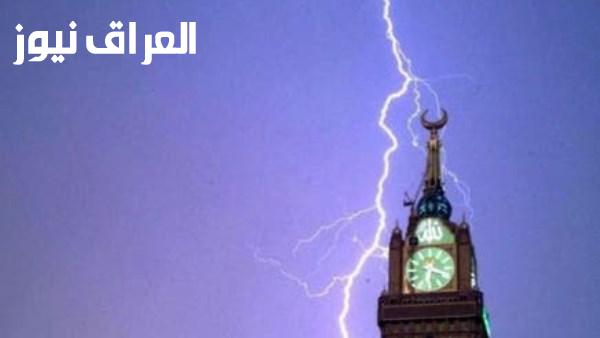 مشهد مهيب صاعقة تضرب برج الساعة في مكة المكرمة خلال أجواء ماطرة