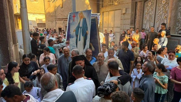 بمناسبة عيد العذراء، الأنبا بشارة يشارك أهالي منهري في قداس احتفالي وتطواف مريمي | صور