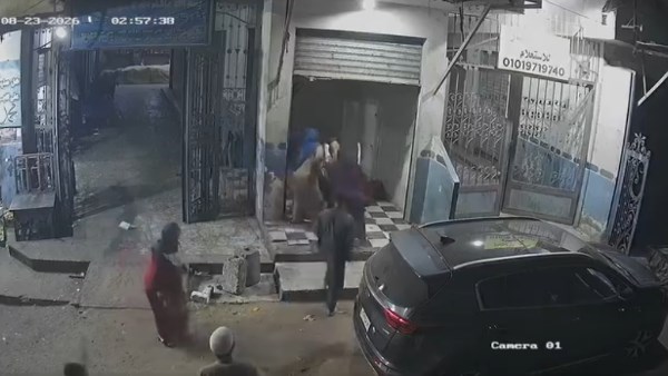 اقتحام منزل وتدمير سيارة نتيجة مشاجرة بين عائلتين بسبب خلافات الجيرة في سنورس الفيوم