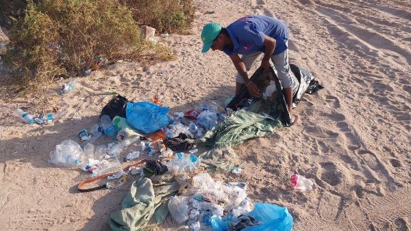 رئيس مدينة مرسى علم يراقب حملات النظافة في الشواطئ العامة والمناطق المتنوعة