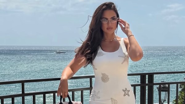 لوك صيفي مشرق درة تتألق في أحدث إطلالة