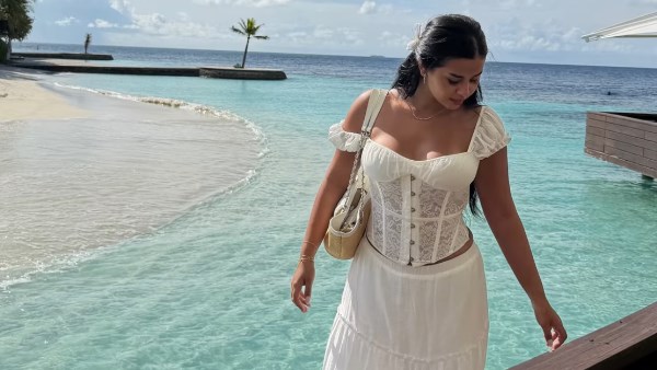 منة عرفة تبرز بإطلالة صيفية ساحرة من المالديف