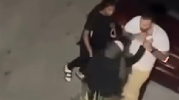 سيدة تقوم بالاعتداء على شاب وتلقي ببضاعته في الشارع في فيديو متداول يوثق الحادثة