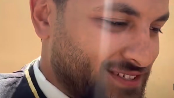 احتفال شاب بتخرجه أمام قبر والدته وفاء لوعده ونجاحه كأحد الأوائل