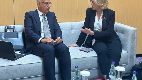 وزير الري يناقش مع السفيرة الفرنسية للمناخ والبيئة سبل تعزيز الاستثمار والتمويل في قطاع المياه