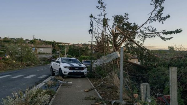 إعصار يجتاح قرية فرنسية ويتسبب في تضرر مئات المنازل وإصابة العشرات
