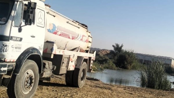 ضبط سيارة نقل تقوم بإلقاء مخلفات سائلة خطرة في أحواض بحيرة مريوط بالإسكندرية