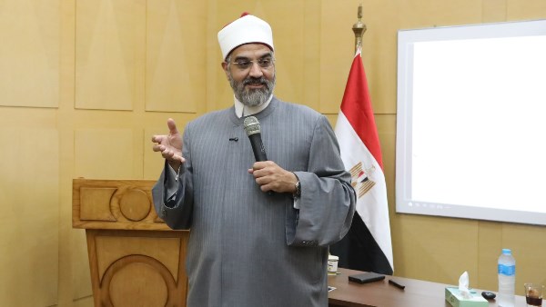 عمرو الورداني يؤكد أهمية العلوم الوصفية ودورها في الواقع وتحذير من إهمالها لما قد يترتب عليه من أخطاء في تكييف النوازل