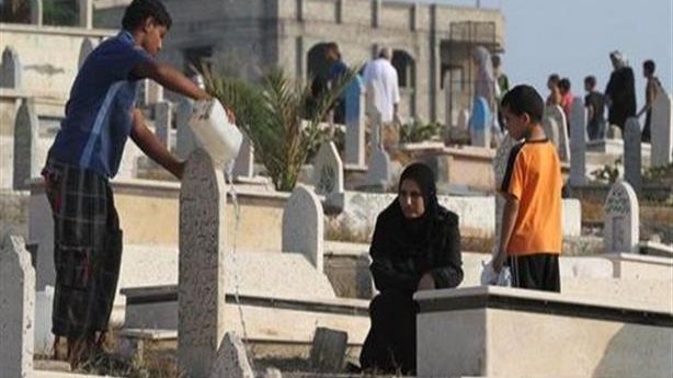 الإفتاء توضح حكم توزيع الصدقات أثناء زيارة المقابر