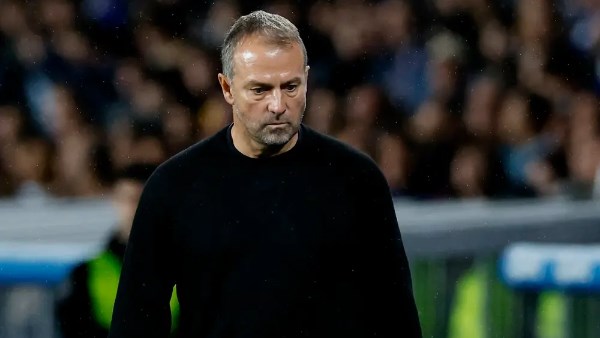 جماهير برشلونة تنتقد فليك بسبب حمزة عبد الكريم والأحداث الأخيرة