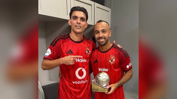أخويا شكرا بن شرقي يمنح أفشة جائزة أفضل لاعب في مباراة الأهلي وإنبي