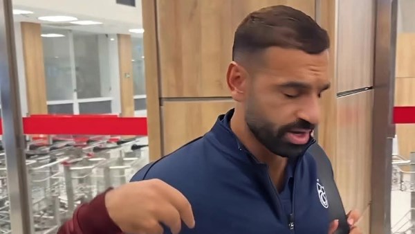 صلاح يغادر مطار طرابزون متجها إلى بودابست لمواجهة فرينكفاروزي غدا في الدوري الأوروبي