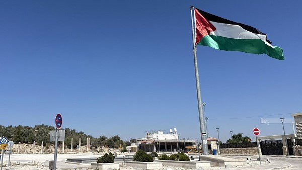 ولي العهد السعودي يبرز ملفات الطاقة والأمن والقضية الفلسطينية خلال زيارته إلى فرنسا