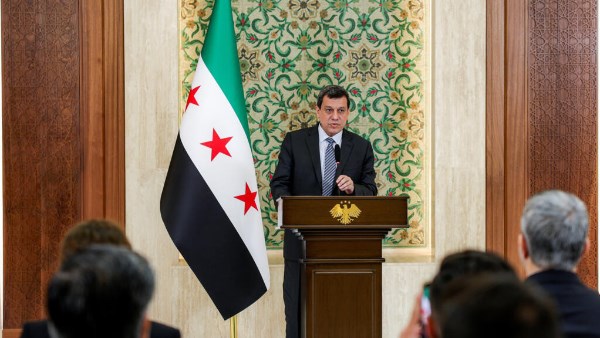 مظلوم عبدي يعلن عن حل قوات سوريا الديمقراطية والاندماج الكامل في مؤسسات الدولة السورية بعد سنوات من الصراع