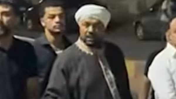 حجازي متقال يتلقى عزاء والدته في مسجد الحجاز بملامح حزينة