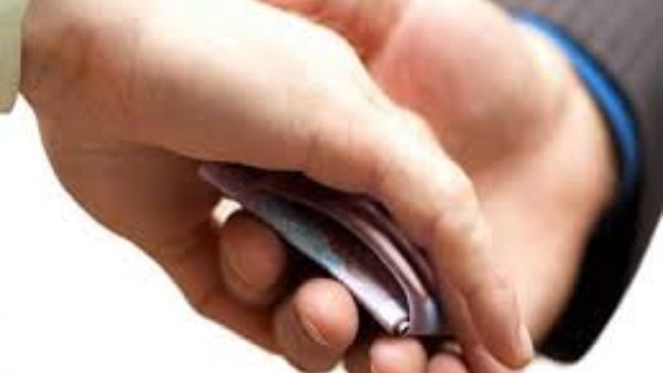 موظفة في سوهاج تكشف عن مفاجأة صادمة: قرض بقيمة 150 ألف جنيه مُسجل باسمها دون علمها