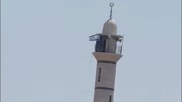 إسرائيليون يرفعون علم الاحتلال فوق مئذنة مسجد أبو عبيدة في طولكرم