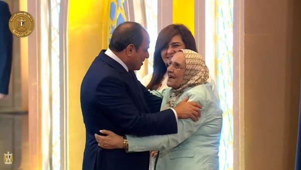الرئيس السيسي يقدم لفتة إنسانية بتكريم آمال إسماعيل صاحبة الـ83 عاما وقبلة على رأسها