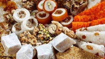 استشاري تغذية يحذر من مخاطر البودرة السوداء في مكسرات حلوى المولد