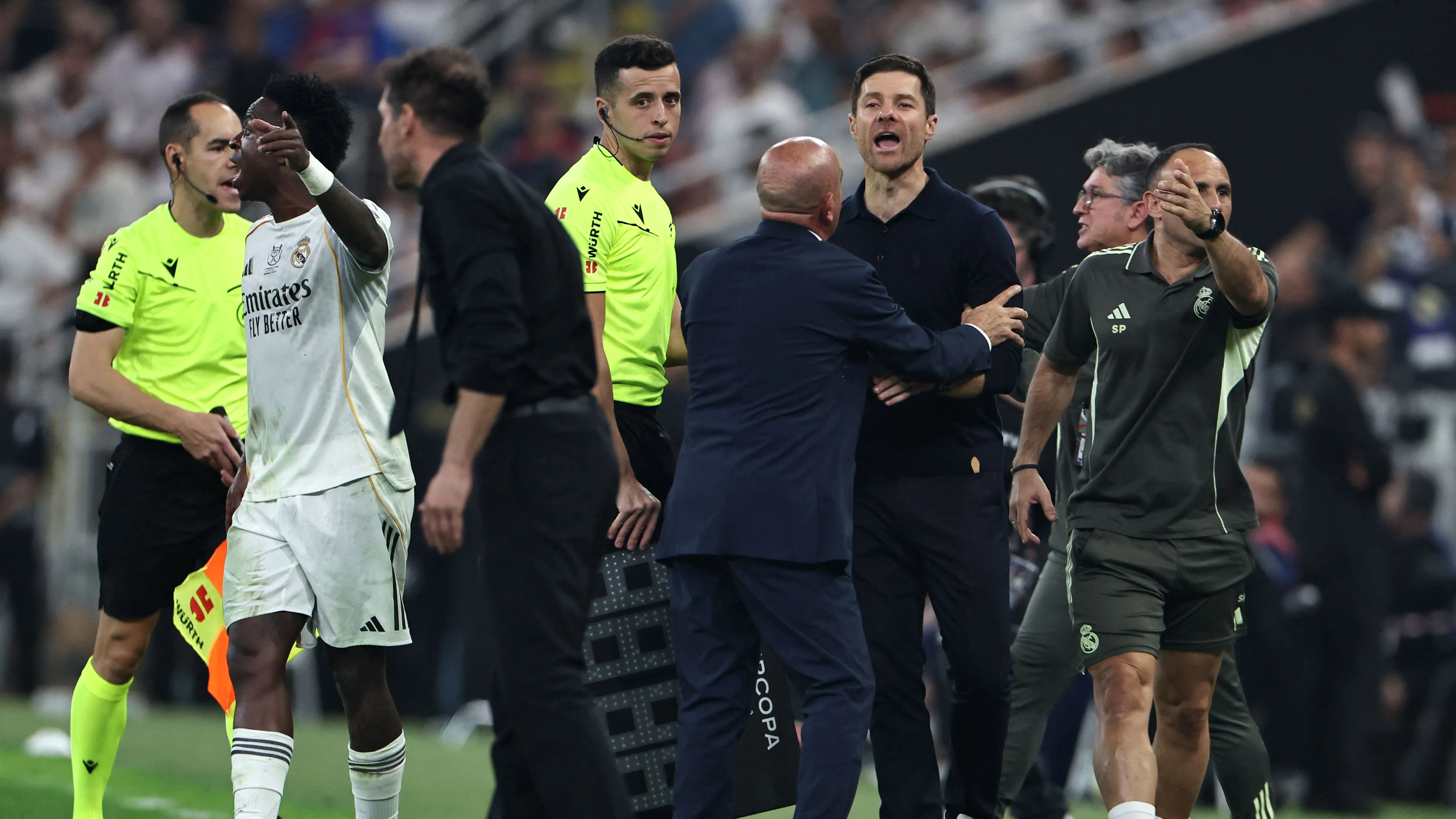 بينيتيز يكشف: “الأسباب السياسية” أدت لإقالة تشابي ألونسو من ريال مدريد