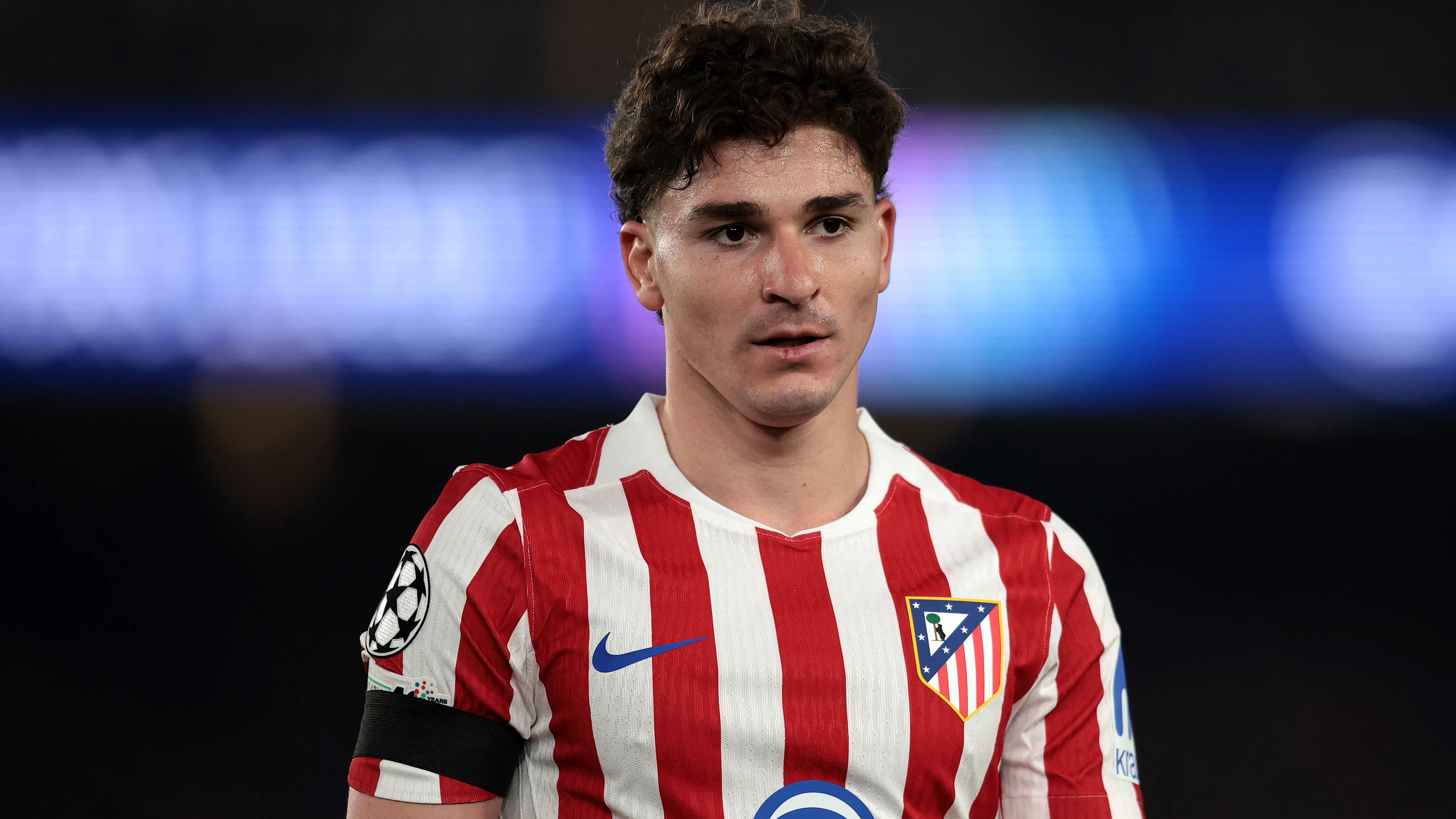 برشلونة تواجه تحديات كبيرة.. ألفاريز يغير موقفه للابتعاد عن صعوبات أتلتيكو مدريد
