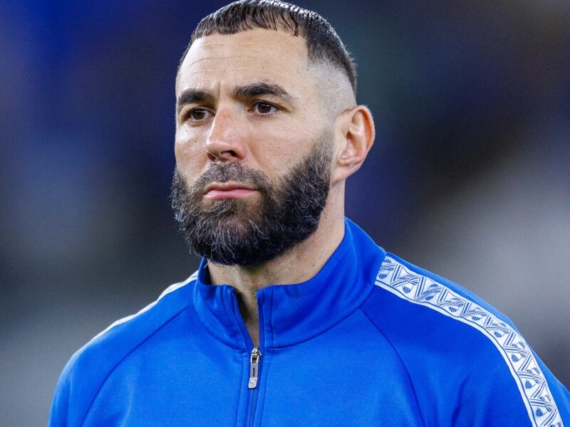 هل سيلعب بنزيما في مباراة الهلال والخليج بعد أنباء مغادرته؟