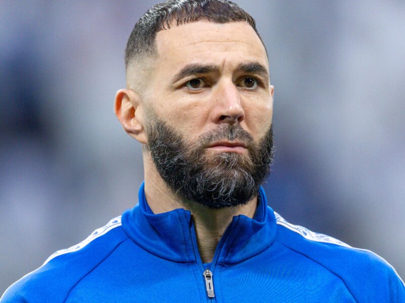 بنزيما يعبر عن تضامنه مع مأساة الجزائر بموقف إنساني من اللاعب الفرنسي