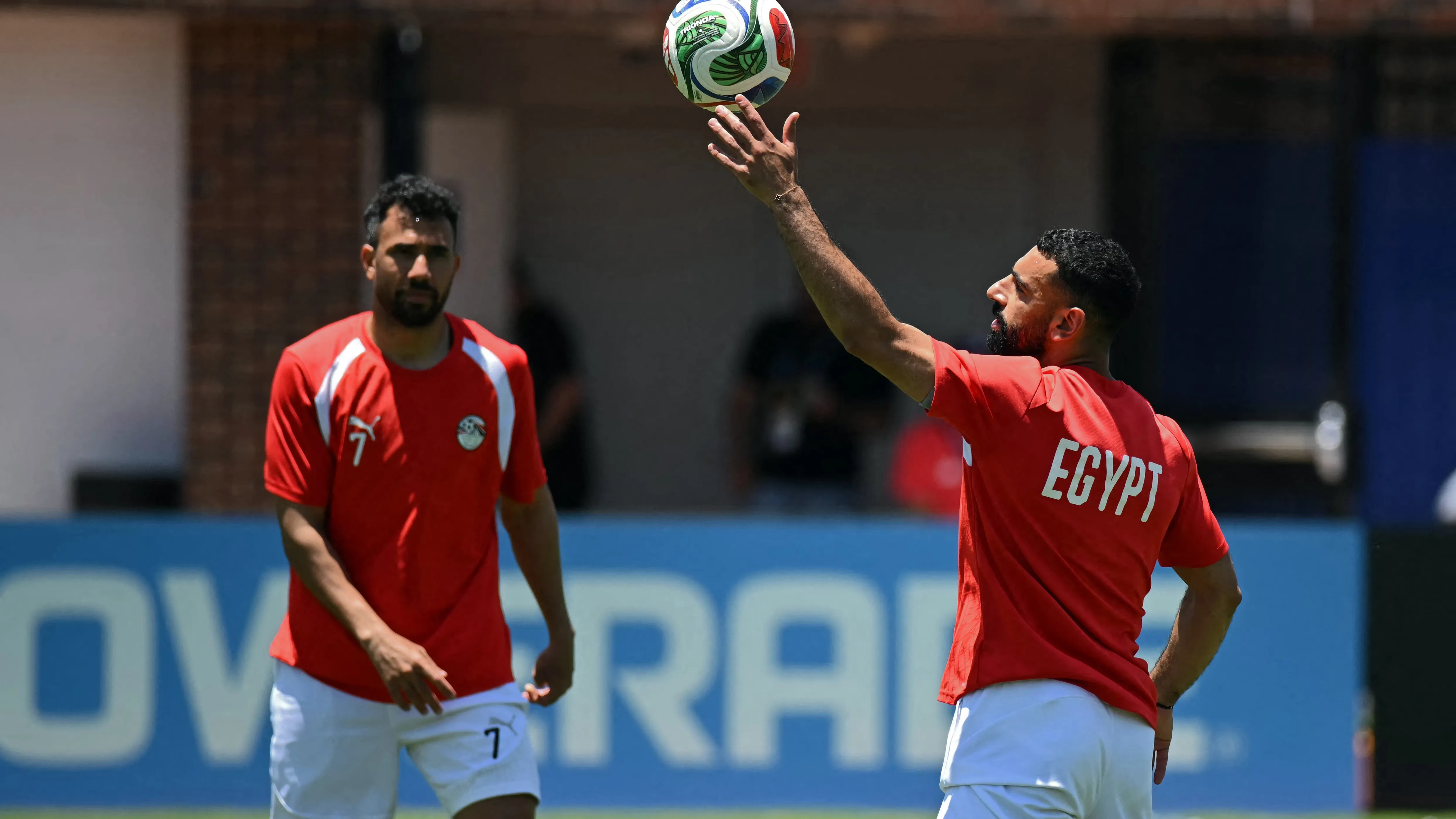 تريزيجيه يكشف عن رأي غير متوقع بشأن خليفة صلاح: مرموش أم حمزة؟