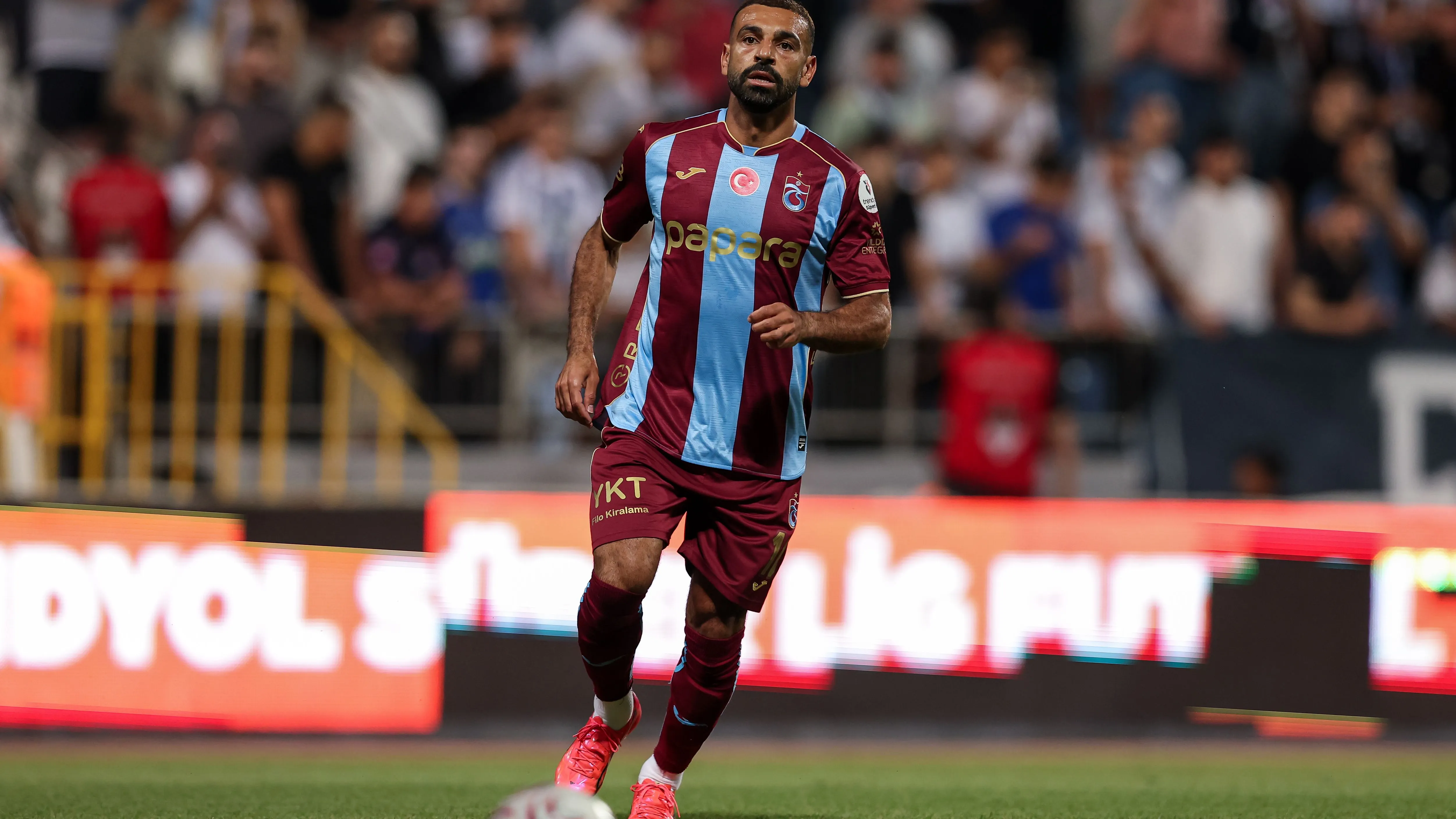 فيديو: أهداف صلاح تثير حماس جماهير طرابزون بزيه الفرعوني والشماغ
