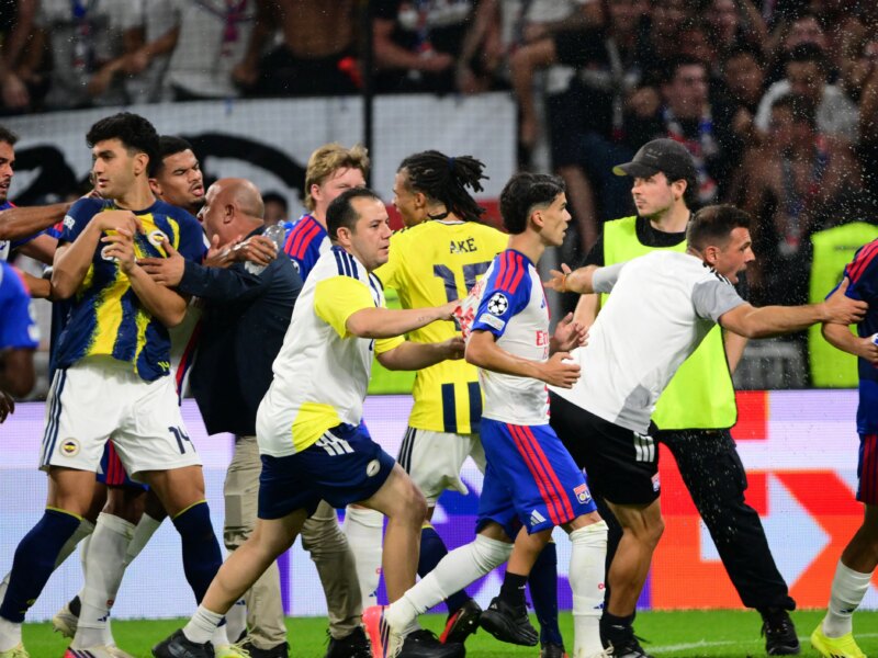 فيديو: فوضى في دوري أبطال أوروبا.. مشاهد غير لائقة وتصادمات في مباراة فنربخشة وليون