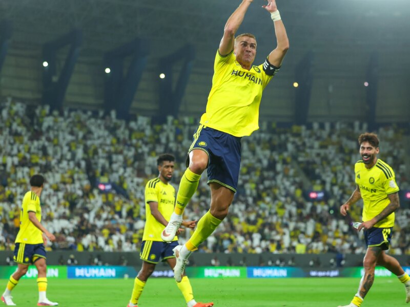 رونالدو ينجح في إنقاذ النصر من مفاجأة التعاون ويعتلي صدارة دوري روشن