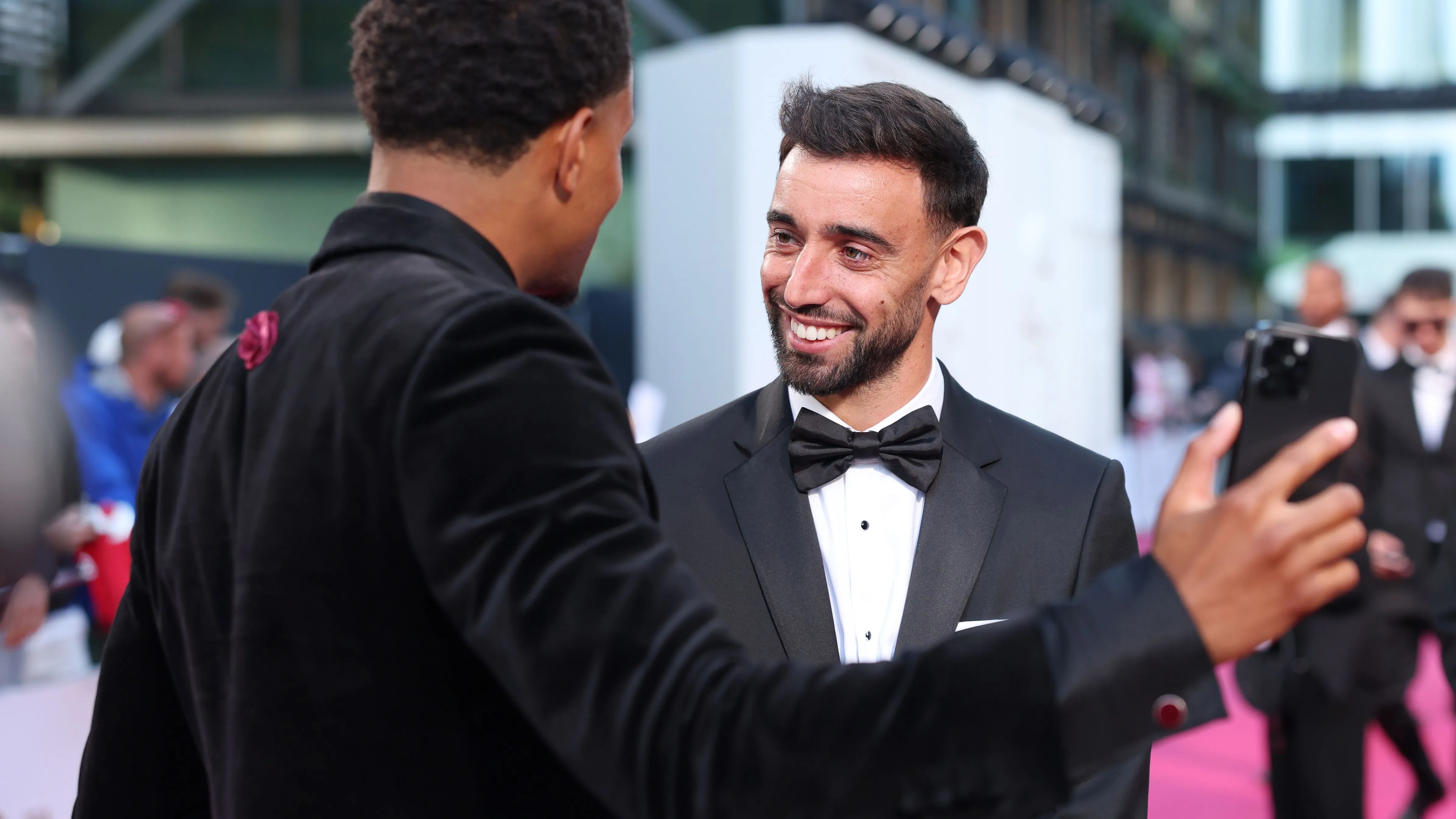 برونو فرنانديز ينال جائزة أفضل لاعب في إنجلترا